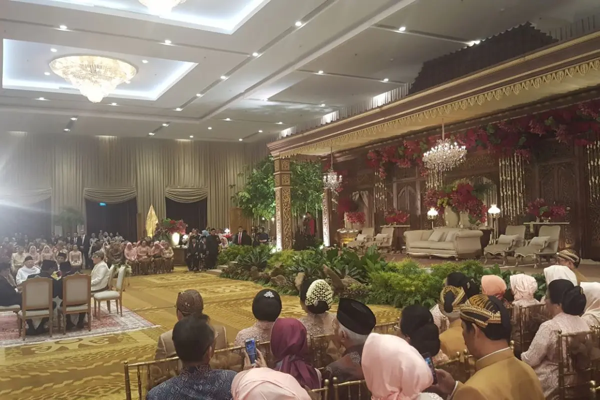 Pernikahan Anak Buwas dan Budi Gunawan Bernuansa Keemasan