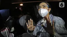 dalam kasus video syur yang mejeratnya selama hampir 10 jam. (Liputan6.com/Herman Zakharia)
Gisella Anastasia atau Gisel meninggalkan Ditreskrimsus Polda Metro Jaya seusai menjalani pemeriksaan sebagai tersangka, Jumat (8/1/2021). Dalam kesempatan itu, Gisel juga meminta doa dan dukungan dari semua