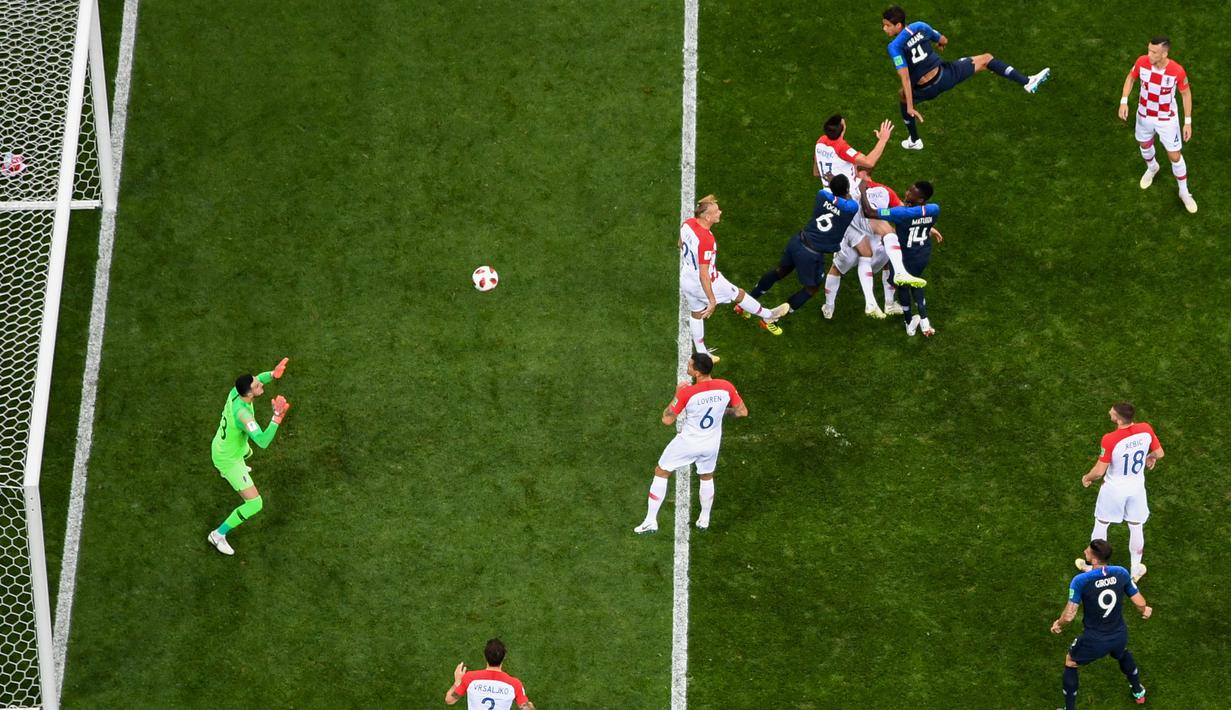 FOTO: Aksi Mario Mandzukic Cetak Gol Bunuh Diri Pertama di Final Piala Dunia - Bola Liputan6.com