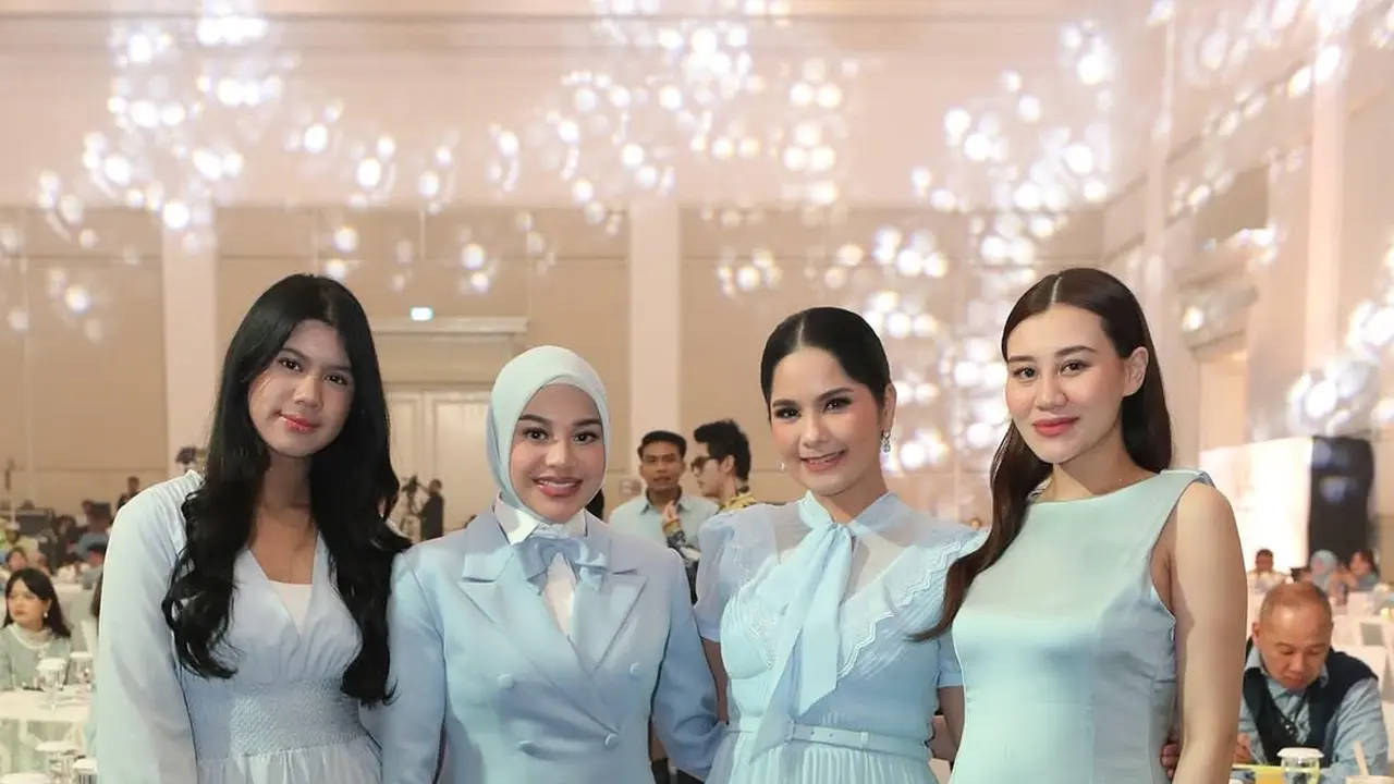6 Gaya Kembar Annisa Pohan dan Almira Yudhoyono di Acara Peluncuran Skincare Ashanty, Elegansi dalam Balutan Baby Blue