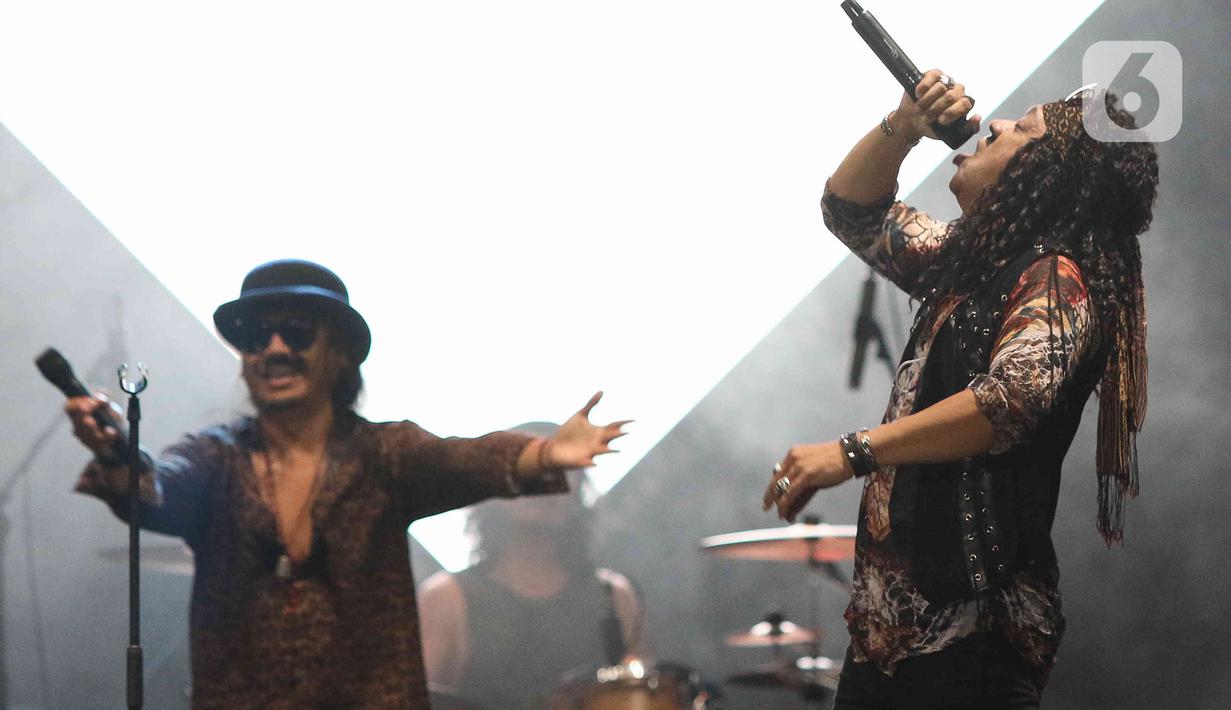 Penampilan Band Rock Seurieus x Candil di atas panggung Everblast Festival 2023 di Gambir Expo Kemayoran, Jakarta, Sabtu (4/3/2023). Kolaborasi ini tampil membawakan lagu - lagu andalan Seurieus seperti Minum Susu, Kapan Ku Punya Pacar, Kecuali Dia,  Bandung 19 Oktober, hingga lagi sejuta umat, Rocker Juga Manusia. (Liputan6.com/Herman Zakharia)