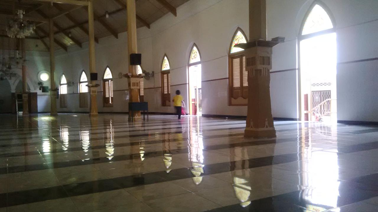 Kisah Ayam Jago Sunan Ampel dan Masjid Perahu Terbalik