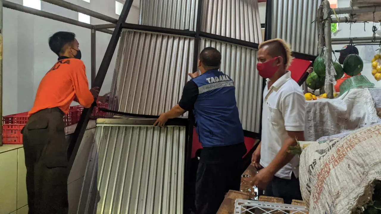 Hujan es disertai hujan lebat dan angin kencang memorakporandakan Pasar Manis dan sebuah pusat perbelanjaan di Purwokerto, Jawa Tengah. (Foto: Liputan6.com/Tagana Banyumas)