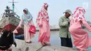 Umat muslim menaiki perahu usai menjalankan Salat Idul Adha 1438 H di kawasan Pelabuhan Sunda Kelapa, Jakarta, Jumat (1/9). Setelah menjalankan salat, umat muslim melakukan penyembelihan hewan kurban. (Liputan6.com/Helmi Afandi)