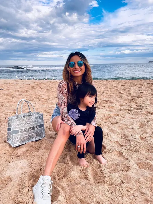 Acha juga sering unggah momen bersama putrinya, Bridgia Kalina Kharisma. Kekompakan ibu dan anak saat main di pantai ini bikin gemas warganet. (Liputan6.com/IG/@septriasaacha)