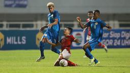 Saking ngototnya bermain, Curacao sampai harus melakukan 18 pelangaran hingga kehilangan satu pemain karena menerima kartu merah. (Bola.com/M Iqbal Ichsan)