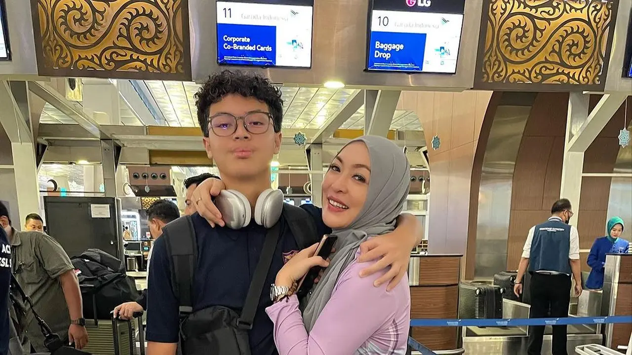 Potret Angelina Sondakh antar Keanu ke bandara untuk ikut tanding ke Singapura (Sumber: Instagram/@angelinasondakh09)