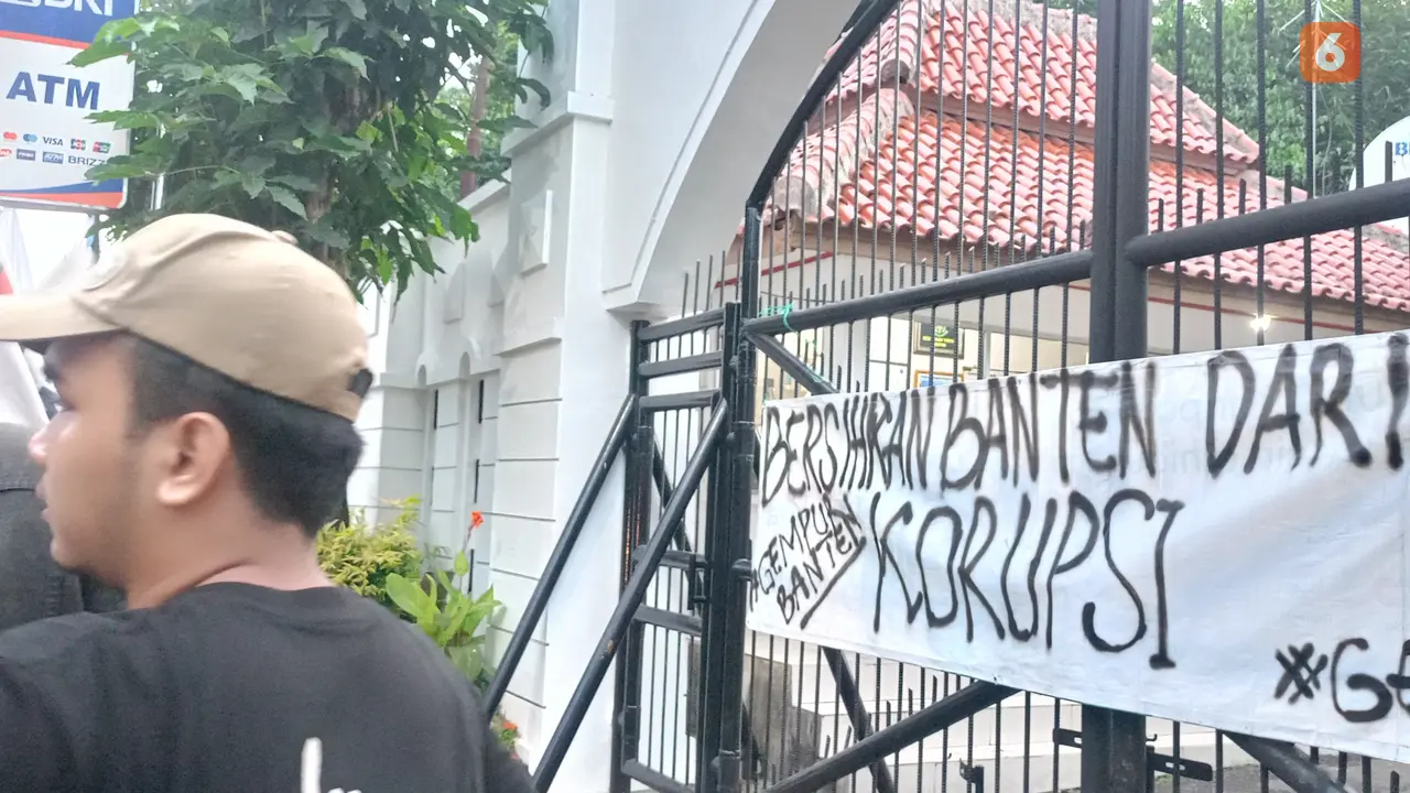 Mahasiswa Segel Gerbang Kejati Banten Pakai Spanduk. (Senin, 25/11/2024). (Yandhi Deslatama/Liputan6.com).