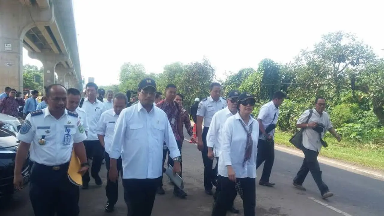 Menteri Perhubungan (Menhub) Budi Karya Sumadi dan Menteri Keuangan Sri Mulyani serta Menteri PUPR mengunjungi pembangunan LRT di Palembang, Sumatera Selatan. (Liputan6.com/Septian Deny)