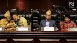 Ketua MPR Zulkifli Hasan (dua kanan) bersama cagub dan cawagub Lampung menghadiri sosilisasi Empat Pilar MPR di Jakarta, Jumat (9/3). Zulkifli berharap peserta pilkada bisa berkampanye dengan wajar tanpa menghalalkan segala cara. (Liputan6.com/JohanTallo)