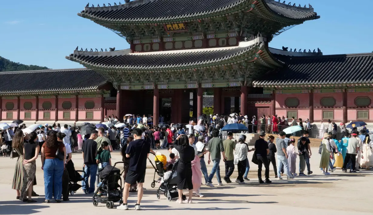Tahun ini, Chuseok jatuh pada hari Senin 6 Oktober 2025. Pemerintah setempat pun menetapkan hari libur, 5-8 Oktober 2025. Namun diperpanjang hingga 9 Oktober sekaligus memperingati Hari Hangeul. (AP Photo/Ahn Young-joon)