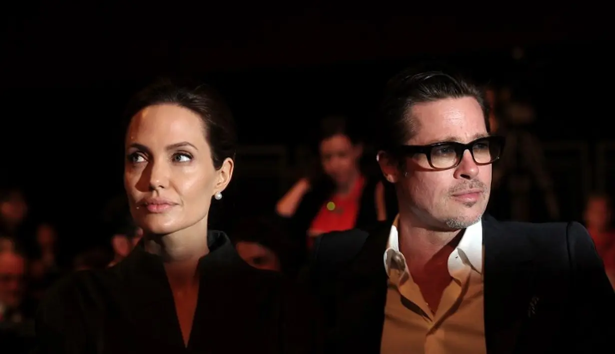 Perceraian Angelina Jolie dan Brad Pitt belum juga usai. Kini Angelina Jolie bahkan menyesali hubungannya dengan Brad. (CARL COURT  AFP)