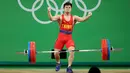 Reaksi Lifter Tiongkok, Long Qingquan setelah berhasil mengangkat beban pada cabang angkat besi putra selama Olimpiade Rio 2016 di Rio de Janeiro, Brasil, Minggu (7/8). Long memecahkan rekor dunia usai menyabet medali emas. (REUTERS/Stoyan Nenov)