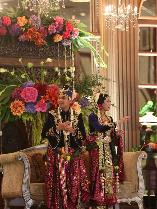 Suara terbata dari Adhitya saat meminta restu, membuat sang calon mempelai lelaki terlihat tegang. Dua kali, Ridwan mengucapkan ijab kabul di hadapan Ketua KUA dari Kecamatan Sawah Besar, Drs. H. Eddy Herwanto. (Nurwahyunan/Bintang.com)