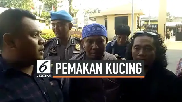 Abah Grandong pria yang diduga makan kucing hidup-hidup di Kemayoran, Jakarta Pusat, akhirnya menyerahkan diri, ke Polres Metro Jakarta Pusat. Kedatangannya disambut pihak kepolisian, Kamis (1/8/2019).