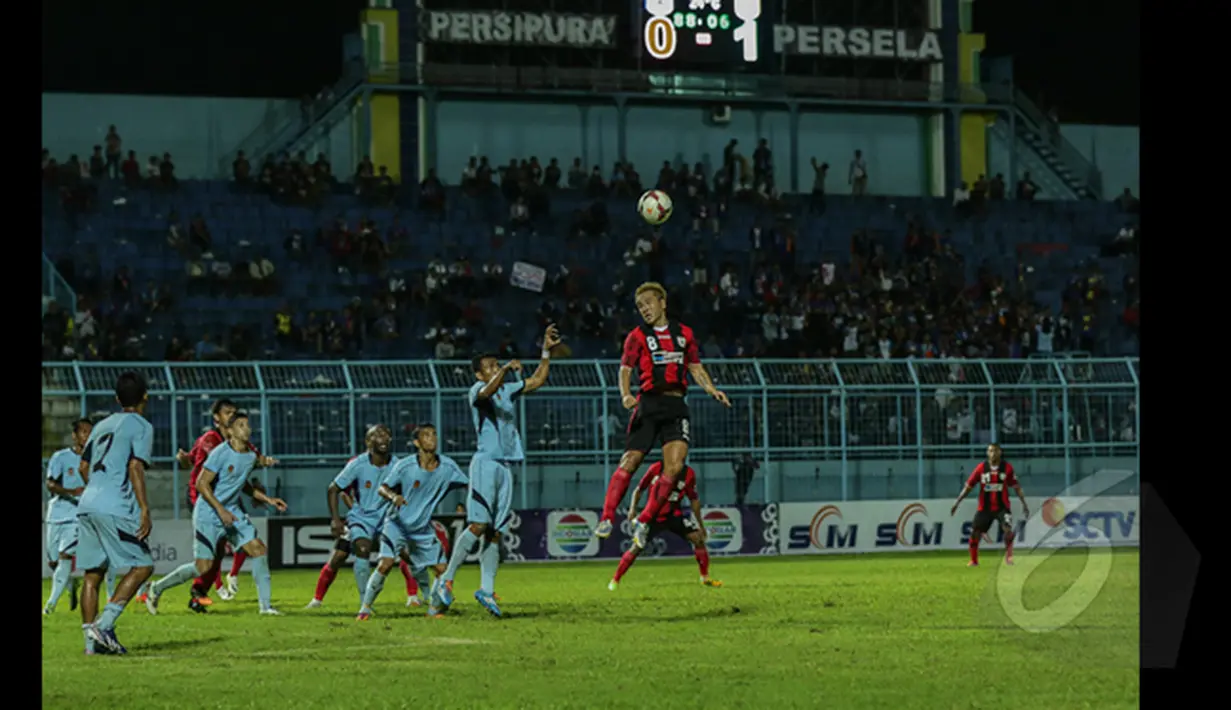 Gelandang Persipura Lim Jun Sik (kanan) saat menyudul bola saat berlaga di SCM Cup 2015 di Stadion Kanjuruhan, Malang, Minggu (18/1/2015).  Persela unggul 1-0 atas Persipura.  (Liputan6.com/Faizal Fanani)