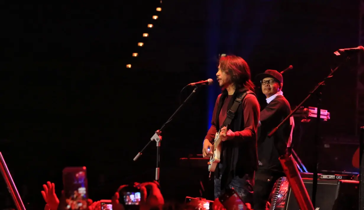 Bukan hanya Gigi, beberapa grup band ternama juga tampil di Konser Super Group. Di antaranya adalah Godbless, Krakatau Reunion, Kahitna, dan Sheila on 7. (Adrian Putra/Bintang.com)