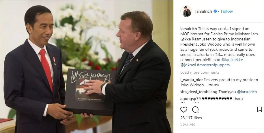 Drummer Metallica, Lars Ulrich, mengunggah foto Presiden Joko Widodo alias Jokowi menerima piringan hitam album Metallica dari PM Denmark. (Instagram - @larsulrich)