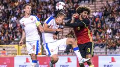 Pemain Belgia, Marouane Fellaini (kanan) berduel dengan pemain Republik Ceko, Tomas Soucek,  Vladimir Darida pada laga persahabatan di King Baudouin stadium, Brussels, (5/6/2017). (AP/Geert Vanden Wijngaert)
