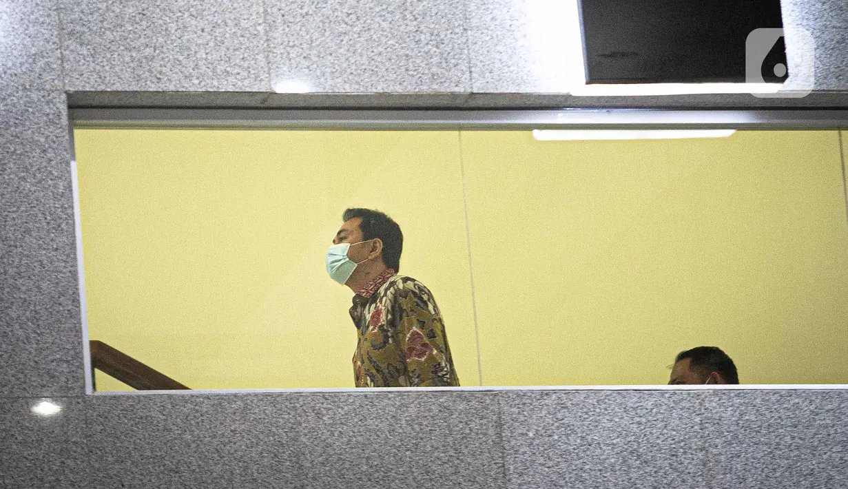 Wakil Ketua DPR RI Azis Syamsuddin menaiki tangga Gedung KPK, Jakarta, Jumat (24/9/2021). Kehadiran Azis untuk menjalani pemeriksaan pertama terkait kasus dugaan suap penanganan perkara di Kabupaten Lampung Tengah. (Liputan6.com/Faizal Fanani)