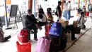 Sejumlah calon penumpang menunggu jadwal keberangkatan bus di Terminal Kalideres, Jakarta, Minggu (22/12/2020). Menjelang Natal dan Tahun Baru 2021, Terminal Kalideres terpantau ramai. (Liputan6.com/Angga Yuniar)