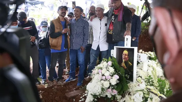 [Fimela] Pemakaman Bob Tutupoly