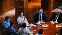Presiden Prabowo Subianto menerima Utusan Khusus Perdana Menteri (PM) Inggris Urusan Pendidikan Prof. Sir Steve Smith dan Duta Besar Inggris untuk Indonesia Dominic Jermey di kediamannya, Hambalang, Bogor, Jawa Barat, Jumat (30/5/2025) (Laily Rachev - Biro Pers Sekretariat Presiden)