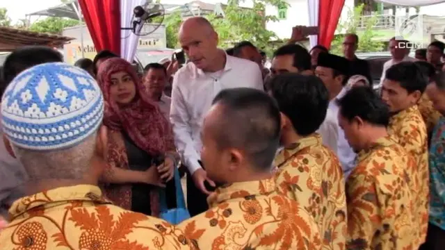 Menteri Luar Negeri Belanda, Stephanus Abraham Blok mengunjungi yayasan yang menaungi mantan napi terorisme di Lamongan.