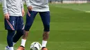 <p>Pemain depan Paris Saint-Germain Neymar (kanan) bereaksi di sebelah Lionel Messi selama sesi latihan di tempat latihan klub Camp des Loges di Saint-Germain-en-Laye, barat Paris, Kamis (28/4/2022). Juara Ligue 1 yang baru dinobatkan PSG akan dijamu oleh Strasbourg pada pekan ke-35 Ligue 1 2021/22, Sabtu 30 April 2022, di Stade de la Meinau. (FRANCK FIFE / AFP)</p>