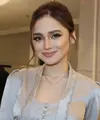 Saat kondangan, ia pun tampil glamor dengan riasan mata shimmer dan bulu mata lentiknya. Ia pun membubuhkan blush on coklat yang membuat tulang pipinya menonjol. Ia juga mengenakan lipstik blush on pink kecoklatan. (@syifahadju)