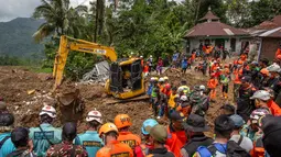 Hingga, Jumat (21/11/2025), ada 18 korban yang masih dalam pencarian. Tampak dalam foto, petugas penyelamat berkumpul di sekitar ekskavator selama operasi pencarian di lokasi longsor di Desa Situkung, Banjarnegara, Jawa Tengah, pada Kamis 20 November 2025. (DEVI RAHMAN/AFP)