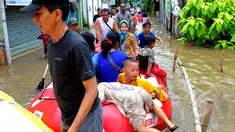 Hujan yang turun sejak Minggu (8/2) lalu, mengakibatkan kawasan perumahan mewah Garaharaya di Tangerang, Banten terendam air setinggi lebih kurang 90 cm, Selasa (10/2/2015). (Liputan6.com/Faisal R Syam)