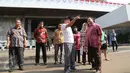 Ketua DPR RI Ade Komarudin (topi) berbincang ketika meninjau persiapan Pidato Kenegaraan di Gedung Nusantara, komplek Parlemen, Jakarta, Jumat (12/8). Saat melakukan peninjauan, Akom didampingi Sekjen DPR dan jajarannya. (Liputan6.com/Angga Yuniar)