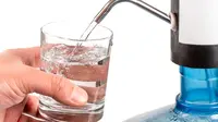 Ilustrasi air minum dari galon/Shutterstock-BiniClick.