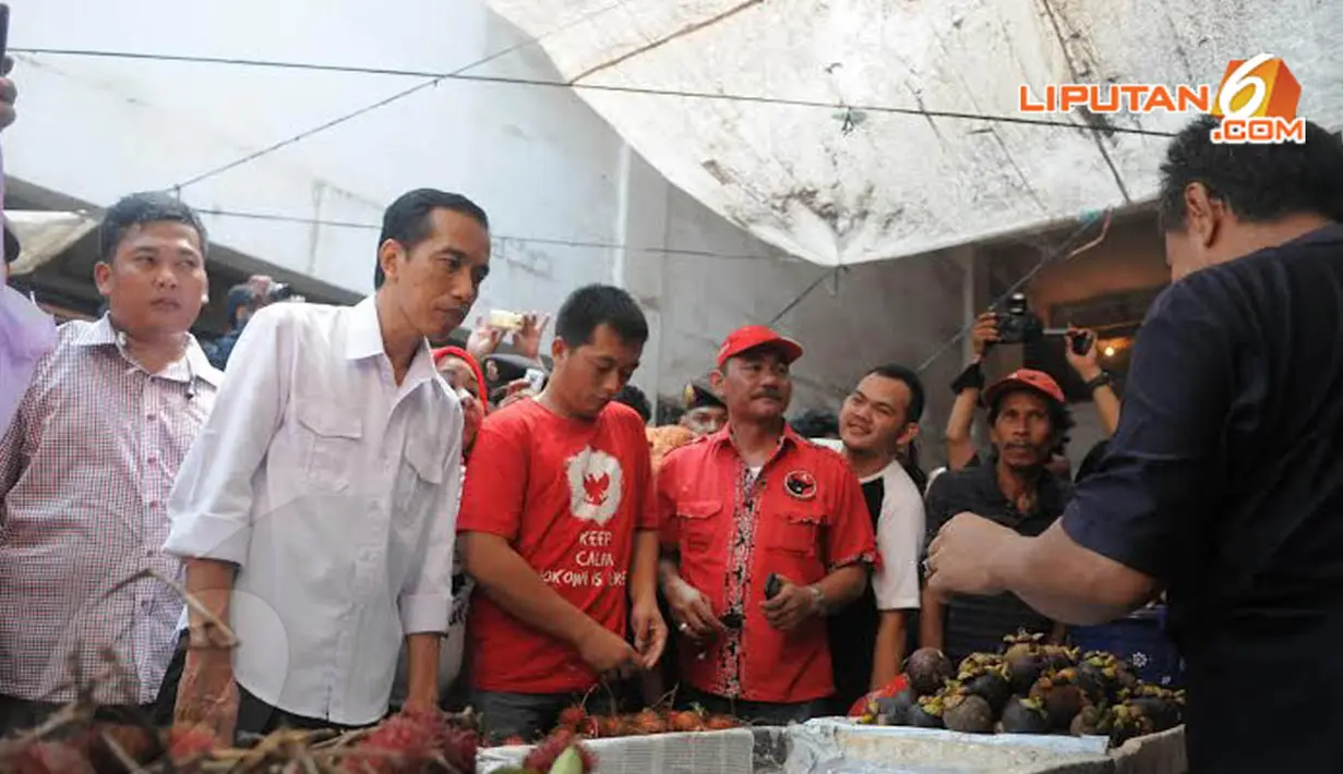 Dalam kunjungannya di pasar tersebut, Jokowi menyempatkan diri untuk membeli beberapa buah favoritnya, manggis dan rambutan (Liputan6.com/Herman Zakharia)
