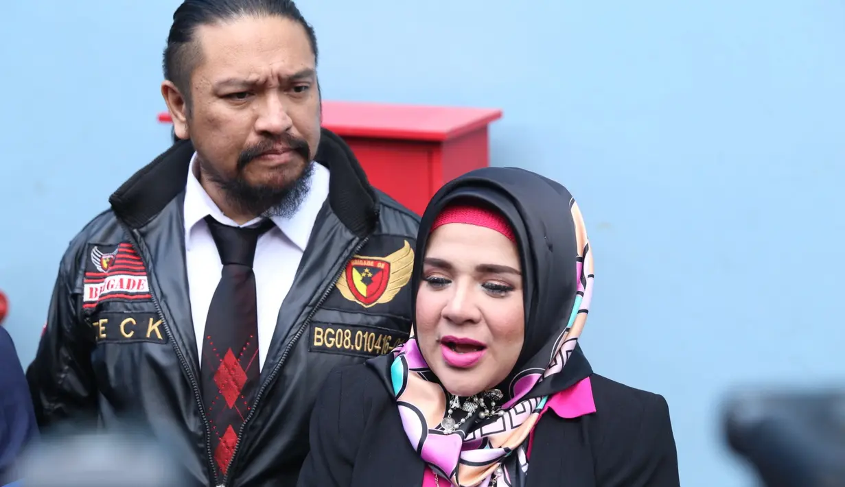 Fitria menceritakan bahwa umminya memang terlihat tegar selama ini dalam menghadapi kejadian yang menimpa anak-anaknya. Namun setelah menemui polisi, kondisi Elvy agak lemas selama di perjalanan pulang. (Nurwahyunan/Bintang.com)