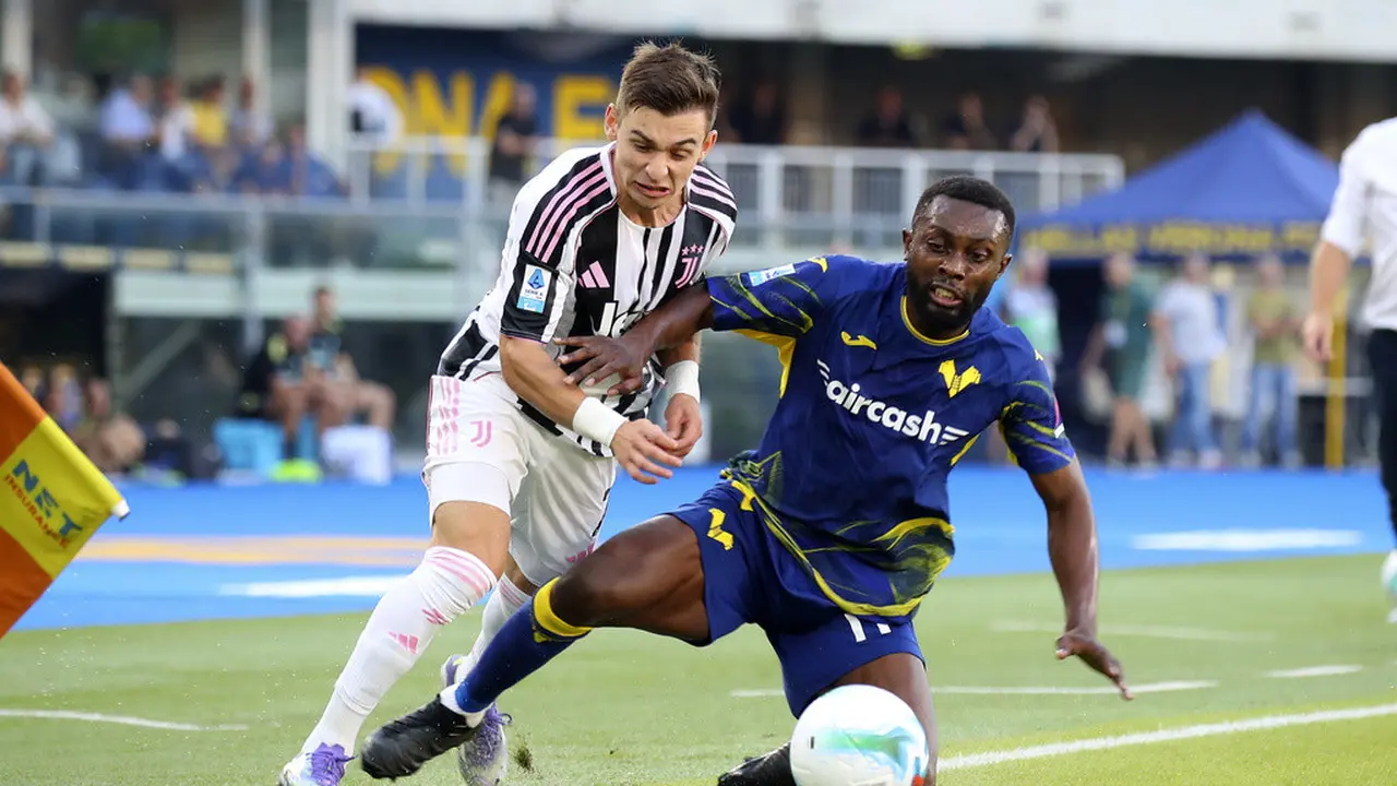 Francisco Conceicao berebut bola dengan Jean Daniel Akpa Akpro di laga Hellas Verona vs Juventus di pekan keempat Serie A 2025/2026 di Marcantonio Bentegodi, Sabtu (20/09/2025) malam WIB. (Paola Garbuioi/LaPresse via AP)