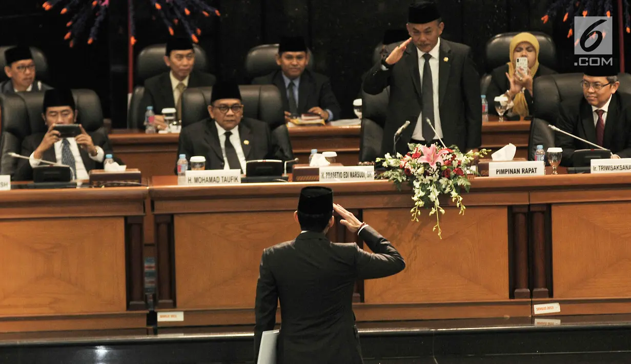Sandiaga Uno memberi hormat kepada pimpinan rapat saat hendak membacakan pidato pengunduran diri dalam rapat paripurna DPRD DKI Jakarta, Senin (27/8).(merdeka/ Iqbal S. Nugroho)