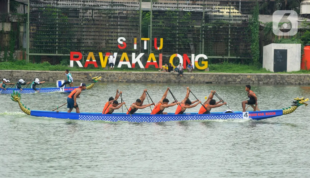 Peserta mengikuti Festival Perahu Naga di Situ Rawa Kalong, Depok, Jawa Barat, Minggu (10/12/2023). Festival tahunan yang diikuti 14 peserta ini diselenggarakan oleh Dinas Pemuda Olahraga Budaya dan Pariwisata Pemkot Depok. (merdeka.com/Arie Basuki)