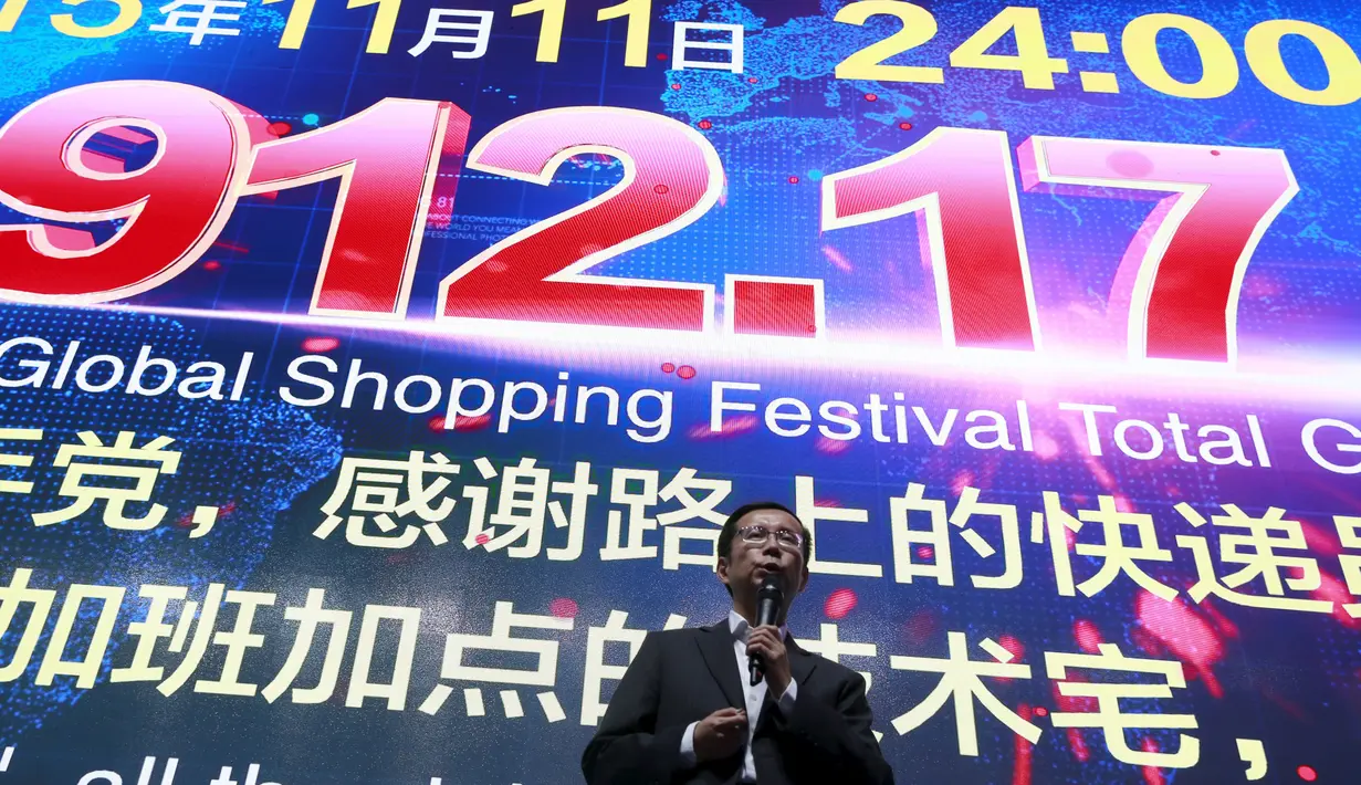 CEO Alibaba Daniel Zhang melakukan pidato didepan layar yang menunjukkan total nilai barang yang ditransaksikan di festival belanja 11.11 di Beijing, Cina,(12/11/2015).  Alibaba Group meraup sekitar 2 triliun rupiah. (REUTERS/Kim Kyung - Hoon)
