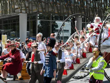 Orang-orang berpartisipasi dalam pawai Natal tahunan yang digelar di pusat kota Wellington, Selandia Baru, pada 28 November 2020. (Xinhua/Guo Lei)