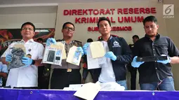 Kabid Humas Polda Metro Jaya Kombes Argo Yuwono menunjukkan barang bukti kasus pembunuhan nenek Maria yang tewas di Bekasi, Polda Metro Jaya, Jakarta, Selasa (10/10). Pelaku membunuh korban karena memiliki dendam pribadi. (Liputan6.com/Helmi Afandi)