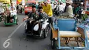 Peserta Muktamar NU menaiki Bentor (Becak Motor) dikawasan Alun - Alun Kota, Jombang, Jawa Timur, Rabu (5/8/2015). Becak motor menjadi Kendaraan pilihan para peserta Muktamar NU untuk keliling Kota Jombang. (Liputan6.com/JohanTallo)