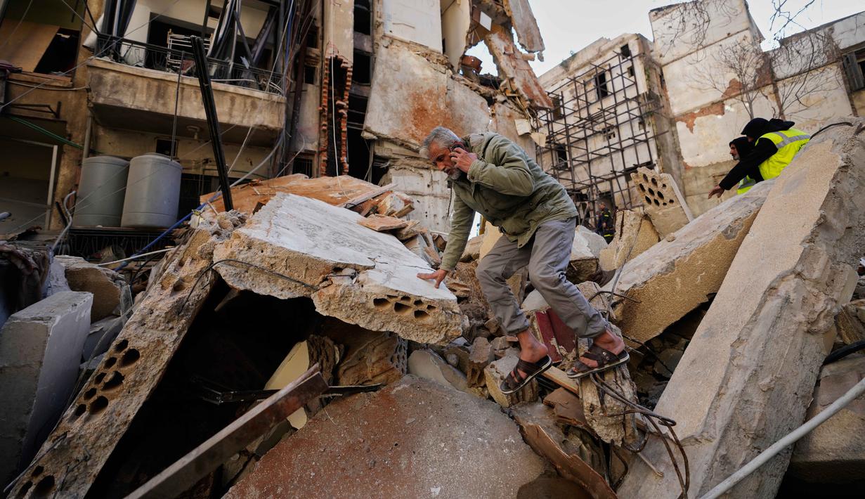 Jumlah korban terbanyak terjadi di ibu kota Beirut, dengan 91 orang tewas. Tampak dalam foto, seorang pria berjalan di atas reruntuhan bangunan yang hancur akibat serangan udara Israel sehari sebelumnya di pusat kota Beirut, Lebanon, Kamis 9 April 2026. (AP Photo/Hussein Malla)