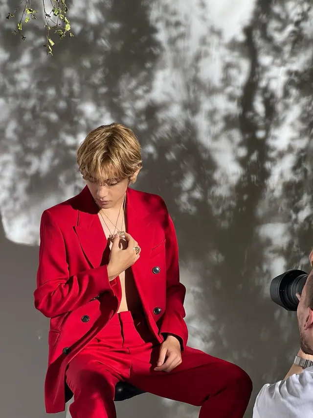 Baru Jadi Wajah Baru Cartier, V BTS Bikin Kalung Emas Rp400jutaan Habis Terjual