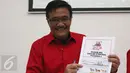 Djarot Saiful Hidayat memperlihatkan sebuah berkas saat konferensi pers terkait hasil Pilkada 2017, Jakarta, Sabtu (18/2). PDIP mengklaim berhasil memenangkan pilkada serentak sebanyak 56,4 %, Jakarta, Sabtu (18/2). (Liputan6.com/Johan Tallo)