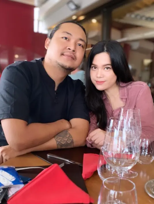 Pemilik nama lengkap Sinta Nurmansyah sudah menikah dengan pria bernama Ocky Ardiansyah Masson pada 2013. Kini bersama dengan Ocky, Sinta menetap di Prancis. Momen kebersamaan Sinta bersama suaminya ini selalu tuai perhatian. (Liputan6.com/IG/sisisinta)