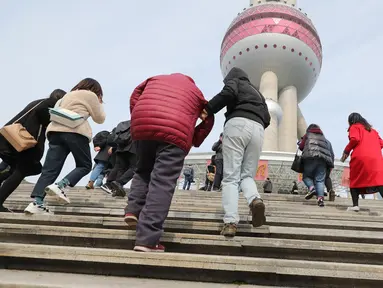 Para wisatawan bersiap memasuki Shanghai Oriental Pearl Tower di Shanghai, China, Kamis (12/3/2020). China kembali membuka bangunan ikonis Shanghai Oriental Pearl Tower, Shanghai Jinmao Tower, dan Shanghai Tower. (Xinhua/Fang Zhe)