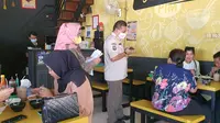 Satpol PP Kota Depok melakukan sidak di rumah makan pada penerapan PPKM Level 4. (Liputan6.com/Dicky Agung Prihanto)