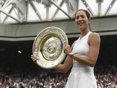 Petenis Spanyol, Garbine Muguruza, berhasil meraih gelar juara Wimbledon usai menaklukkan Venus Williams di All England Lawn Tennis Club, Inggris, Sabtu (15/7/2017). Muguruza menang 7-5 dan 6-0 atas Williams. (AFP/Facundo Arrizabalaga)